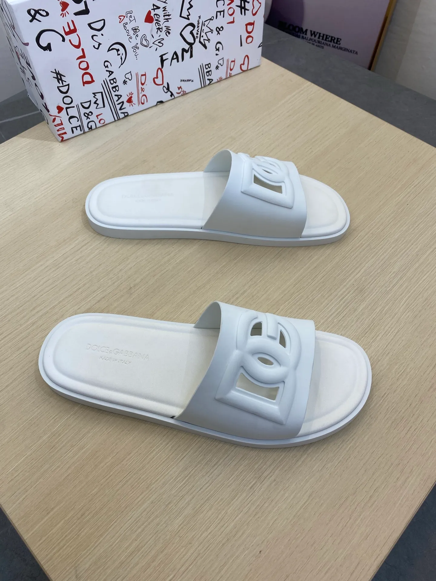 ⬛️Ex-factory price p260 [DG~] Men's high-end slippers are on sale at the same time in 2025z cabinets 🔶Size: 38-44#️⃣ 🔷2 colors, the upper is made of pure handmade rubber, luxurious materials, low-key and luxurious in one! Size: 39-44 (45 customized)
